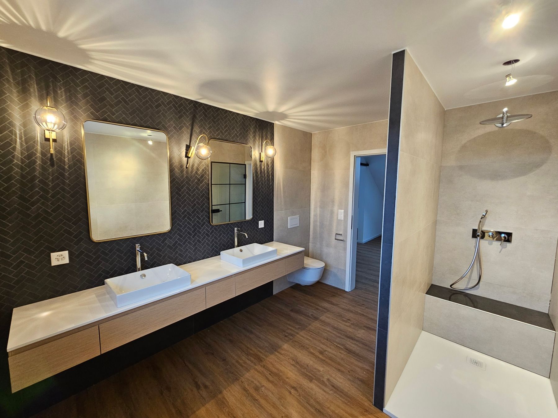 vue d'une salle de bain avec deux vasques  et une douche à l'italienne