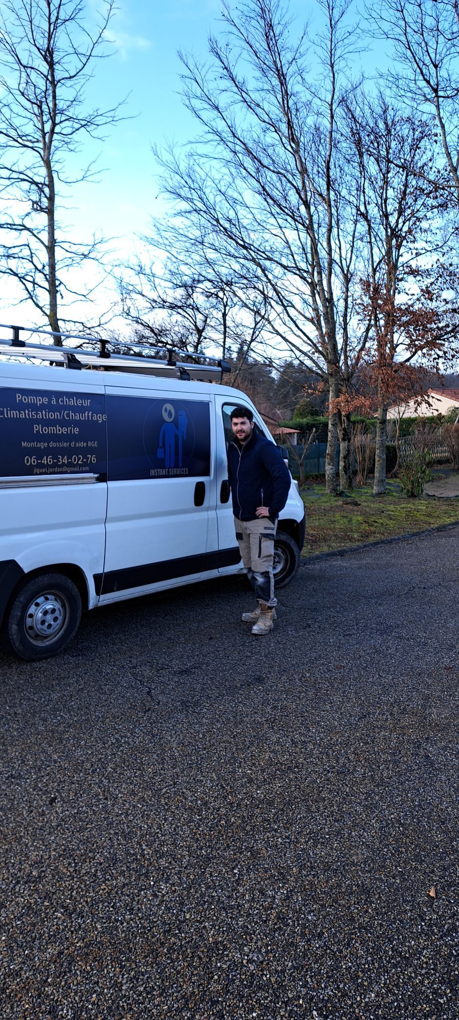Fourgon Instant Services avec son plombier chauffagiste