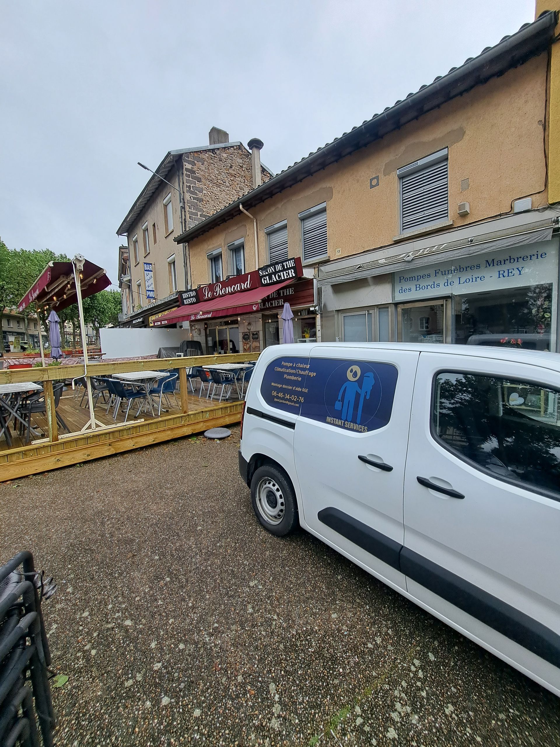 Fourgon de l'entreprise Instant Services