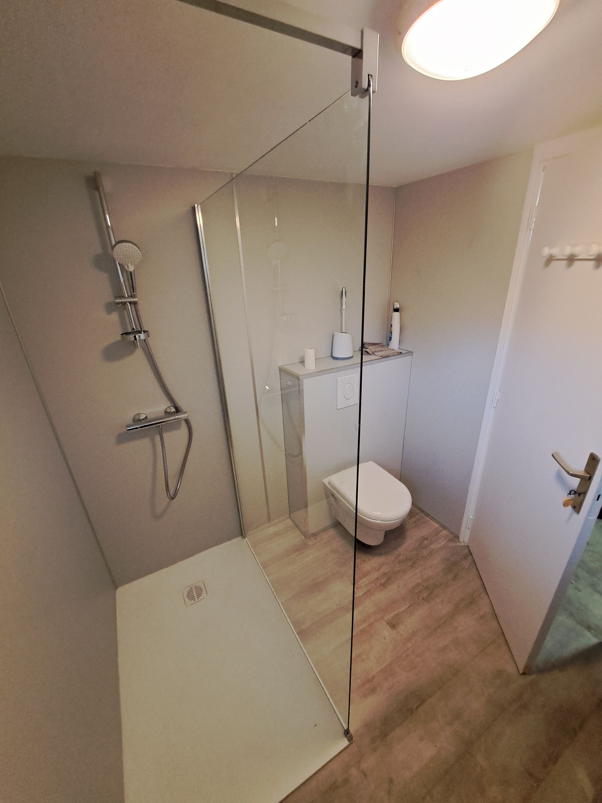 douche à l'italienne et toilettes