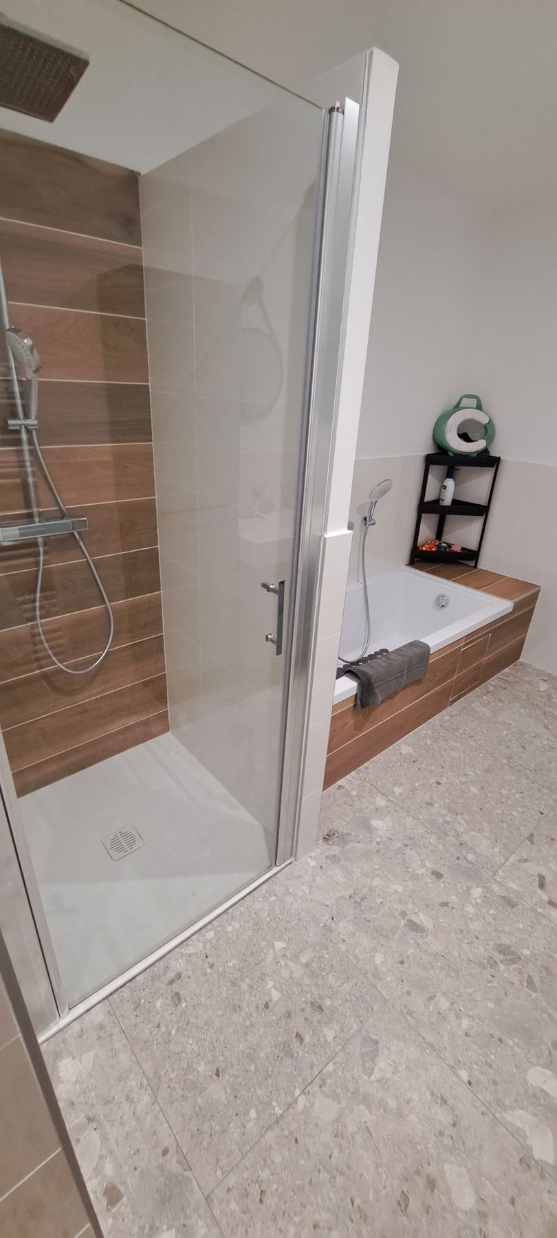 salle de bains avec douche et baignoire