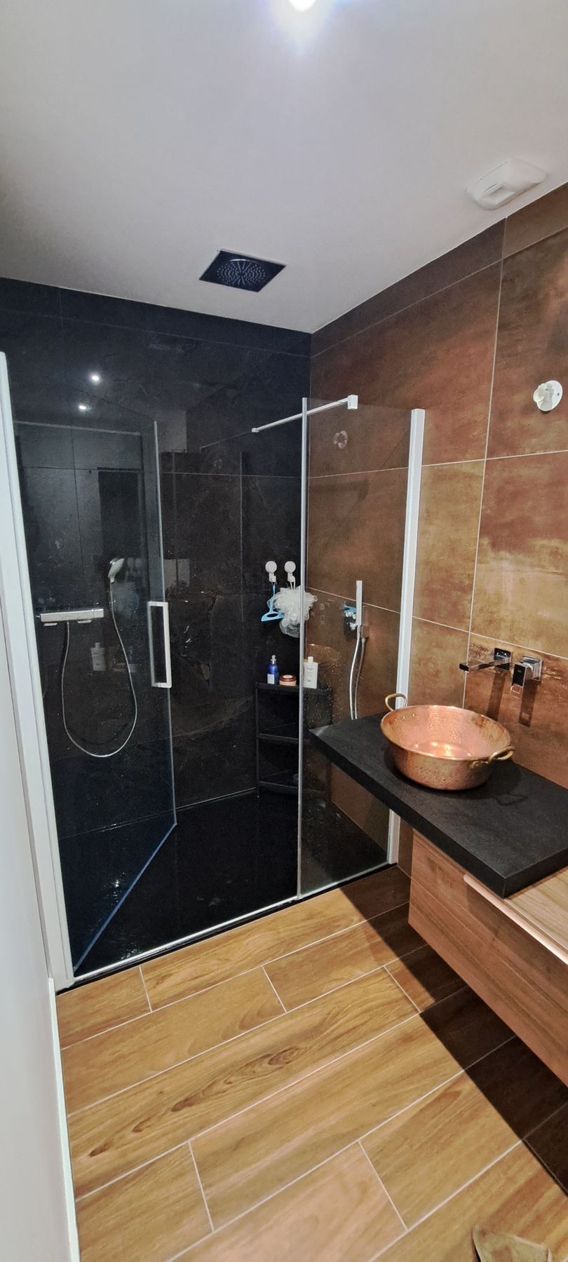 douche et vasque en cuivre