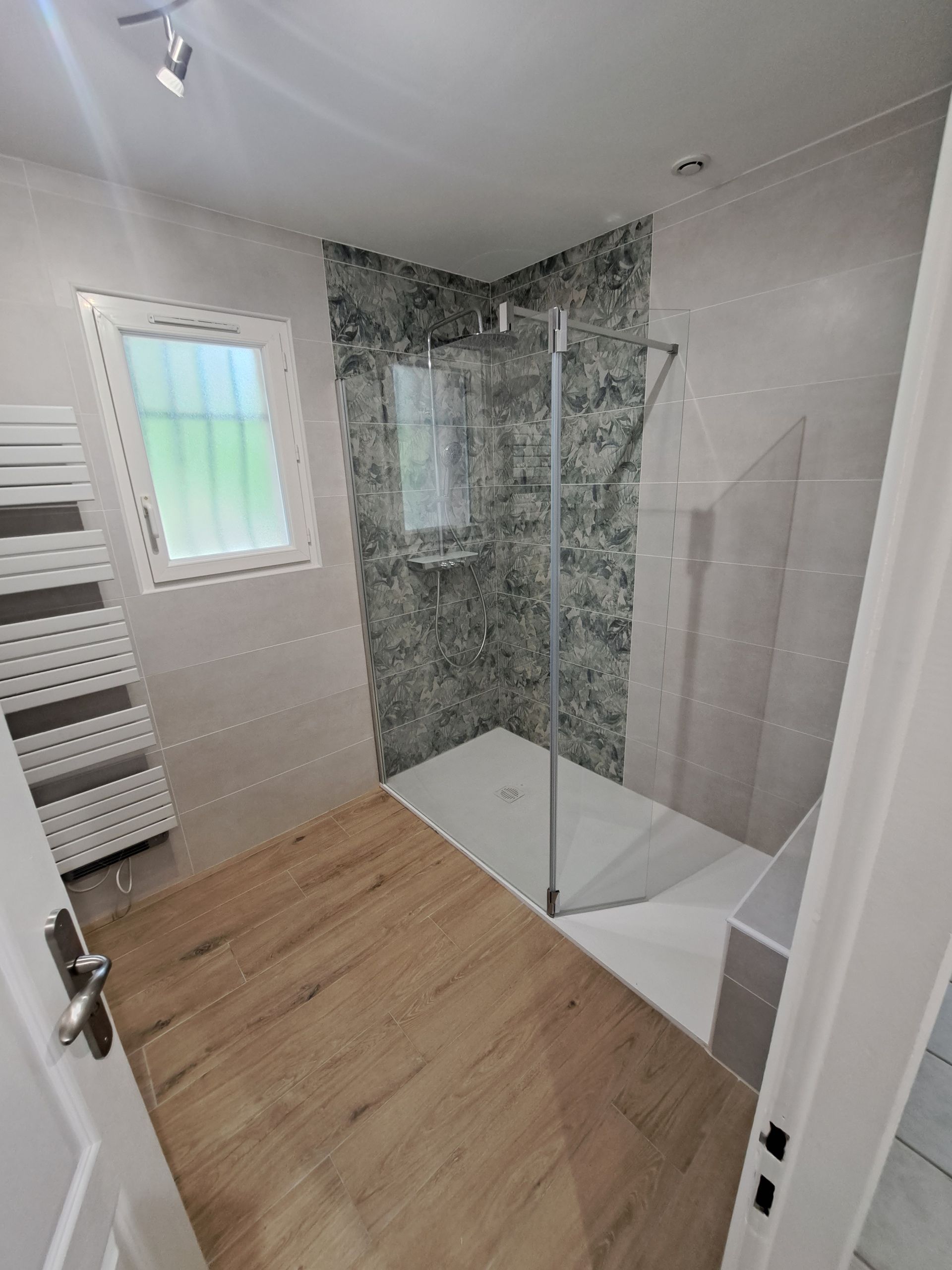 douche à l'italienne et sèche-serviettes