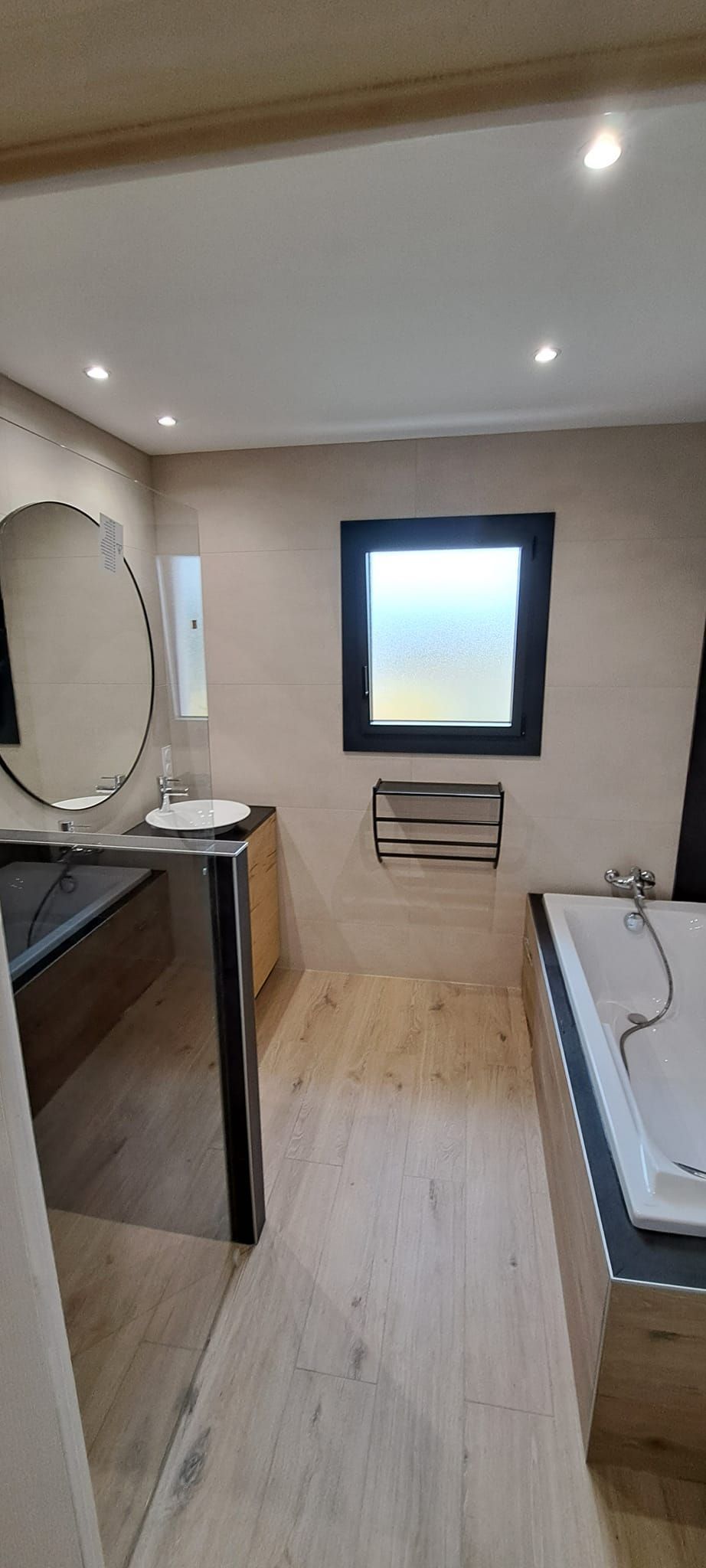 vasque, miroir et baignoire