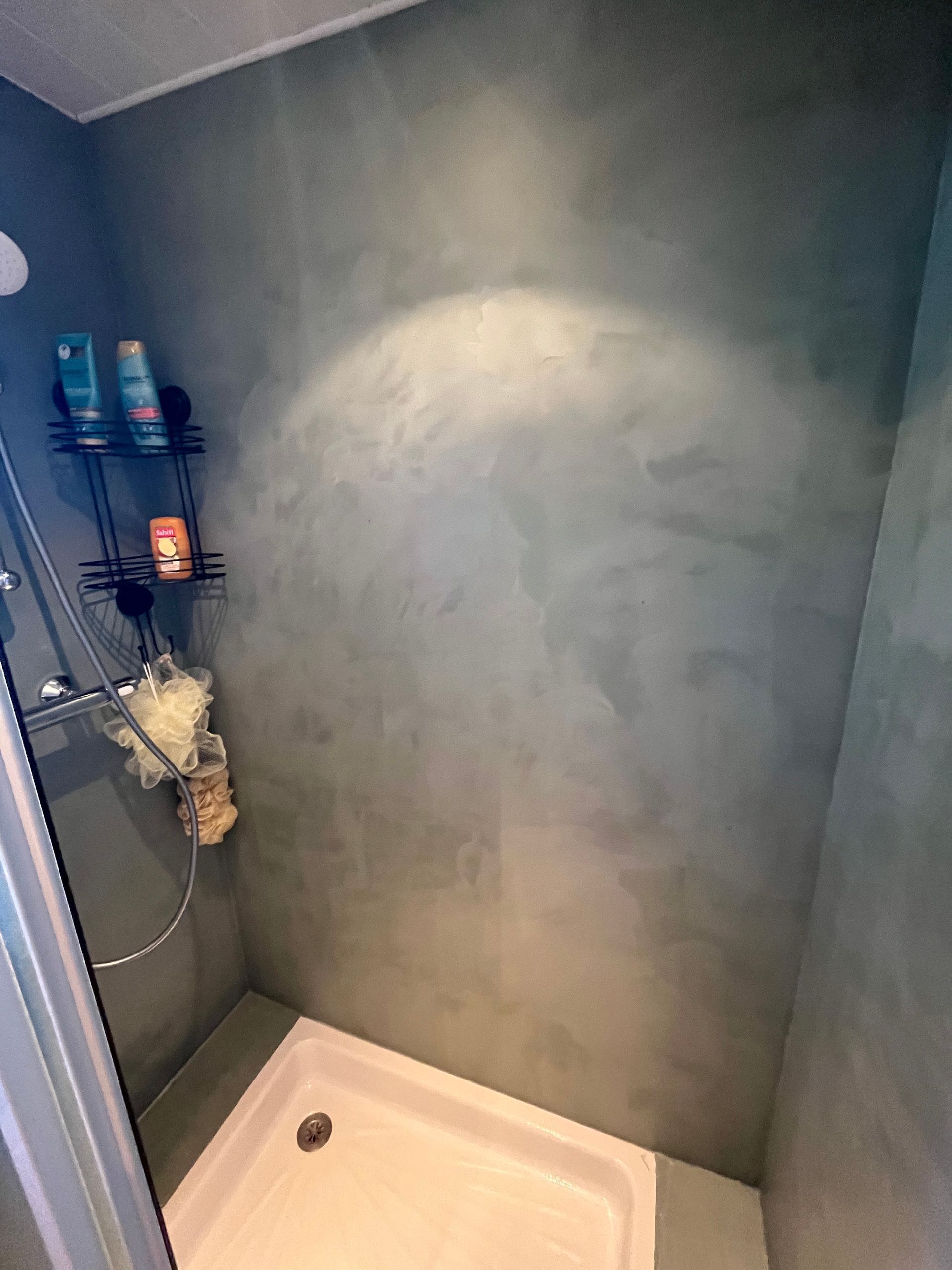 douche avec murs couverts d'un enduit bétonné