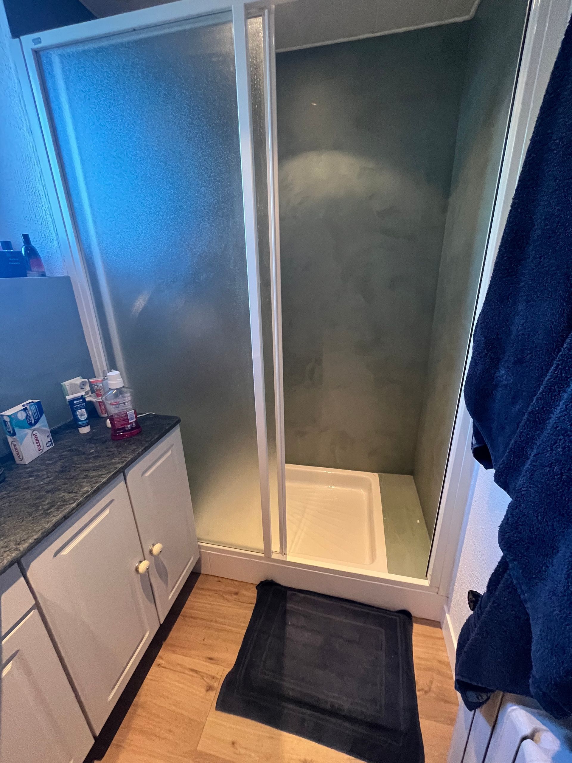 douche avec porte coulissante en verre