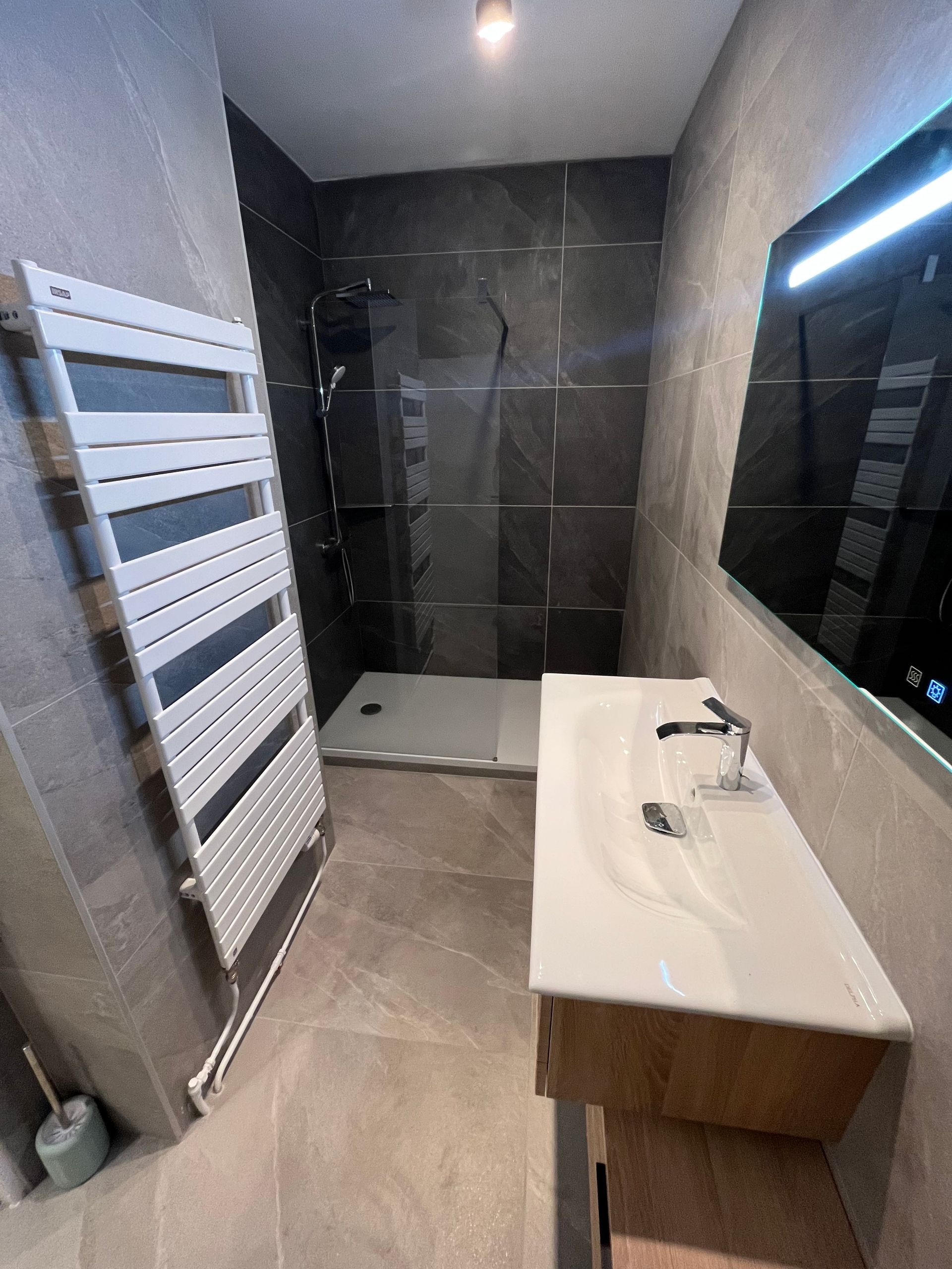 douche et sèche-serviettes