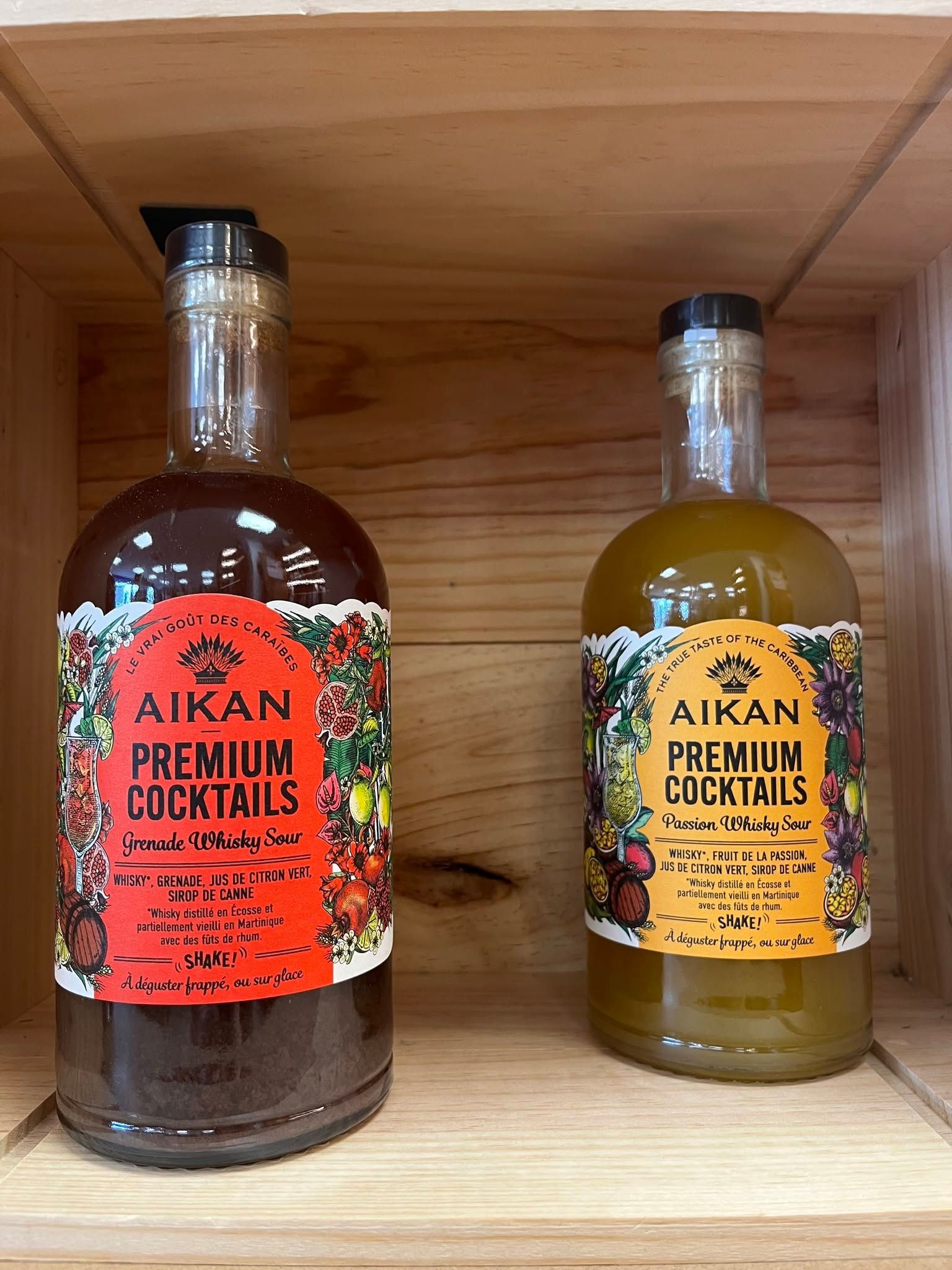 Deux bouteilles de vin sur un tonneau en bois, l'une étiquetée MUSCADELLE et l'autre MALBEC.