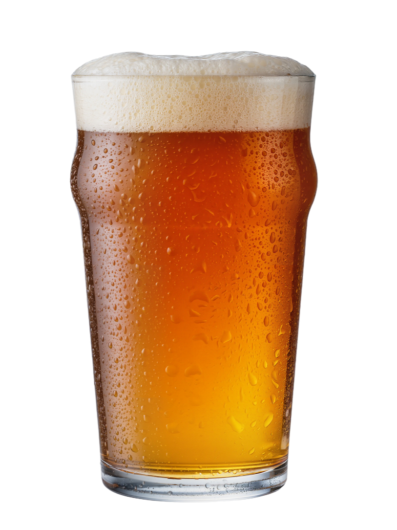 Un verre de bière ambrée avec une mousse blanche onctueuse sur fond blanc