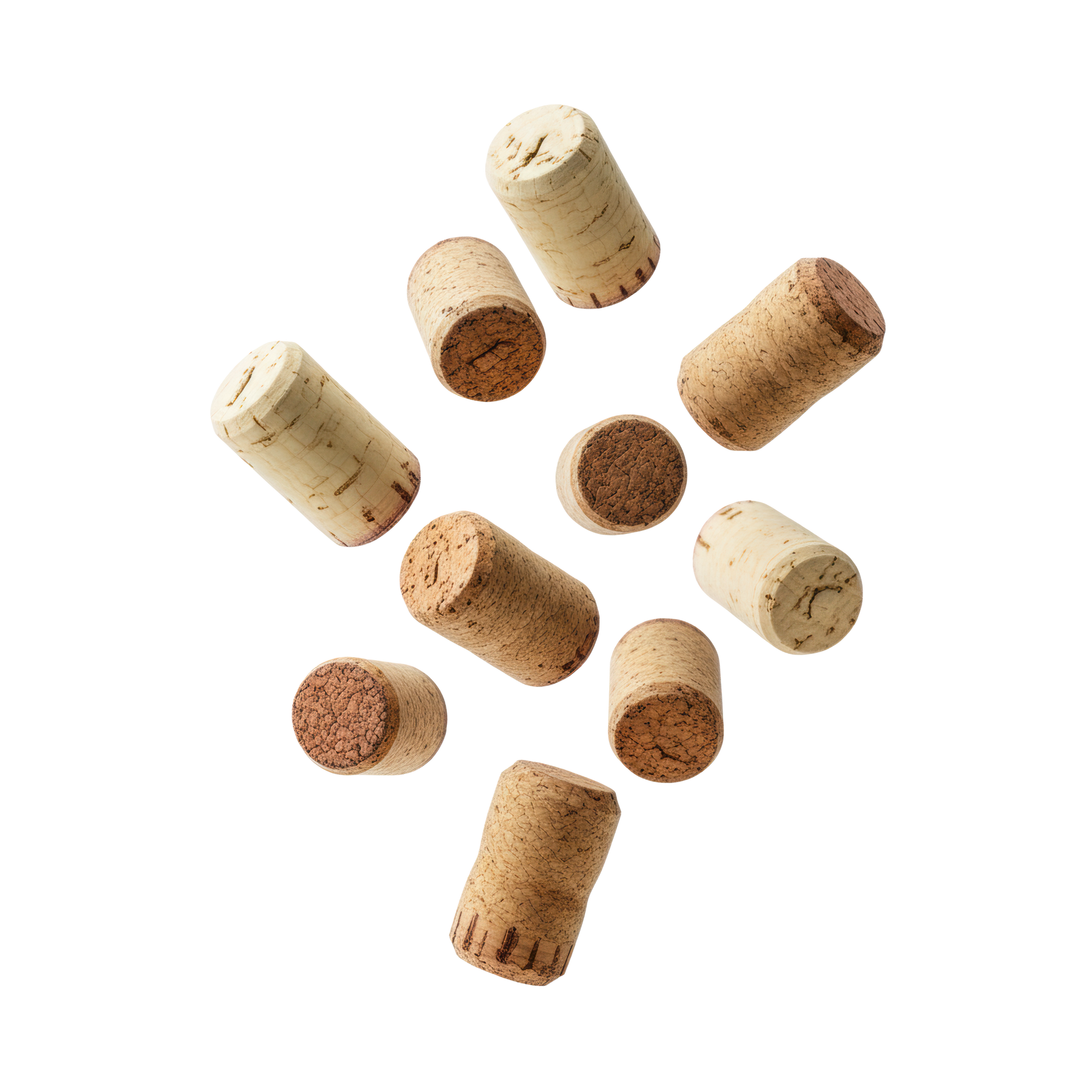 Bouchons de vin assortis dispersés sur un fond blanc