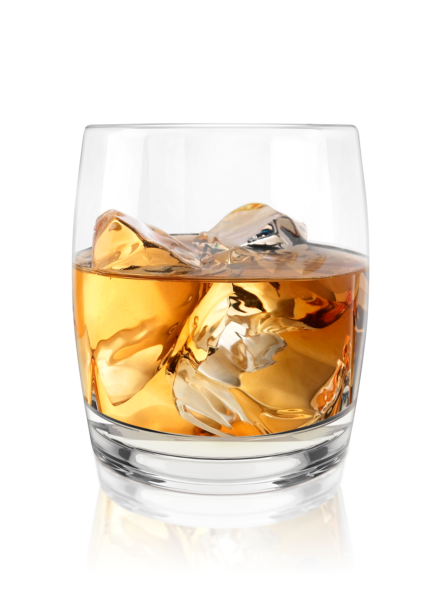 Un verre de whisky ambré avec des glaçons sur fond blanc