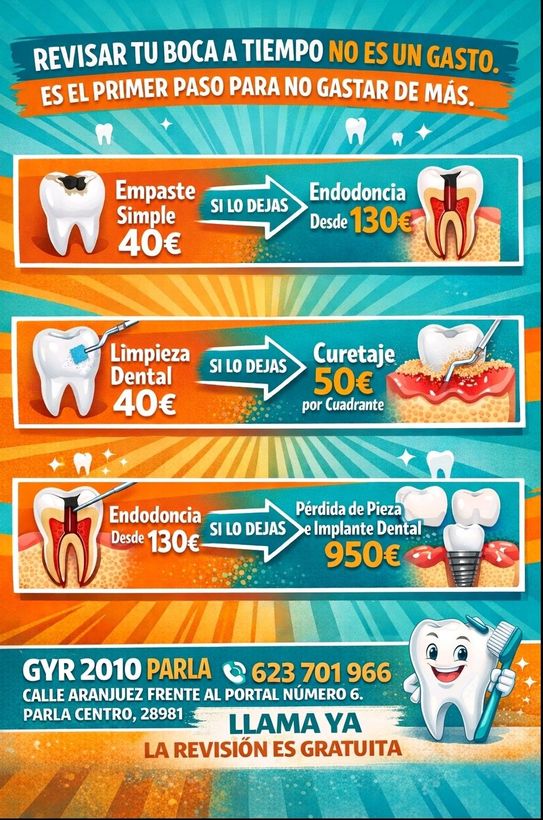 Un dentista con guantes médicos azules sostiene un modelo de plástico de dientes humanos sobre radiografías .