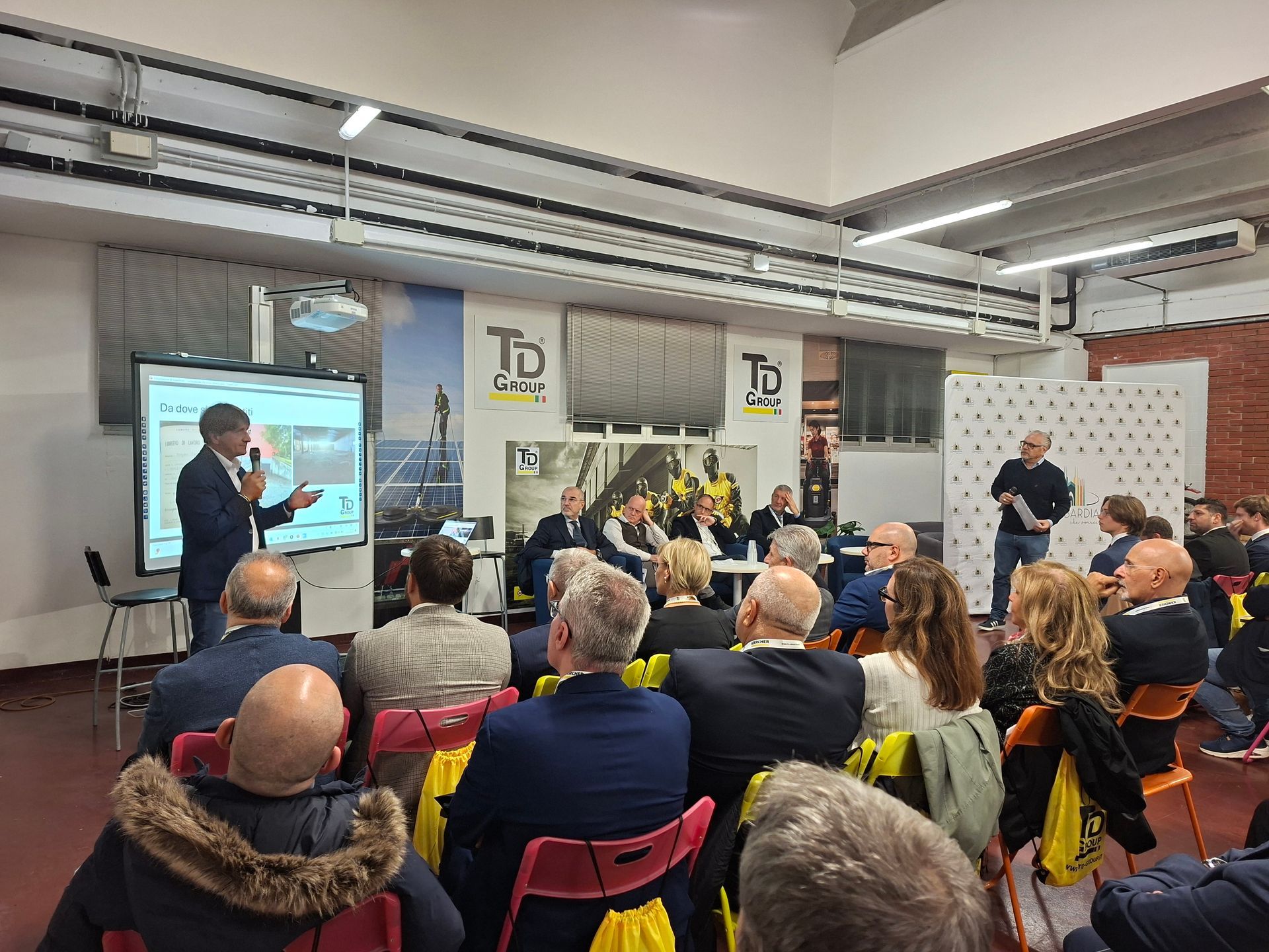  Evento de La Lombardia che Vorrei: relatore sul palco con pubblico presente in sala