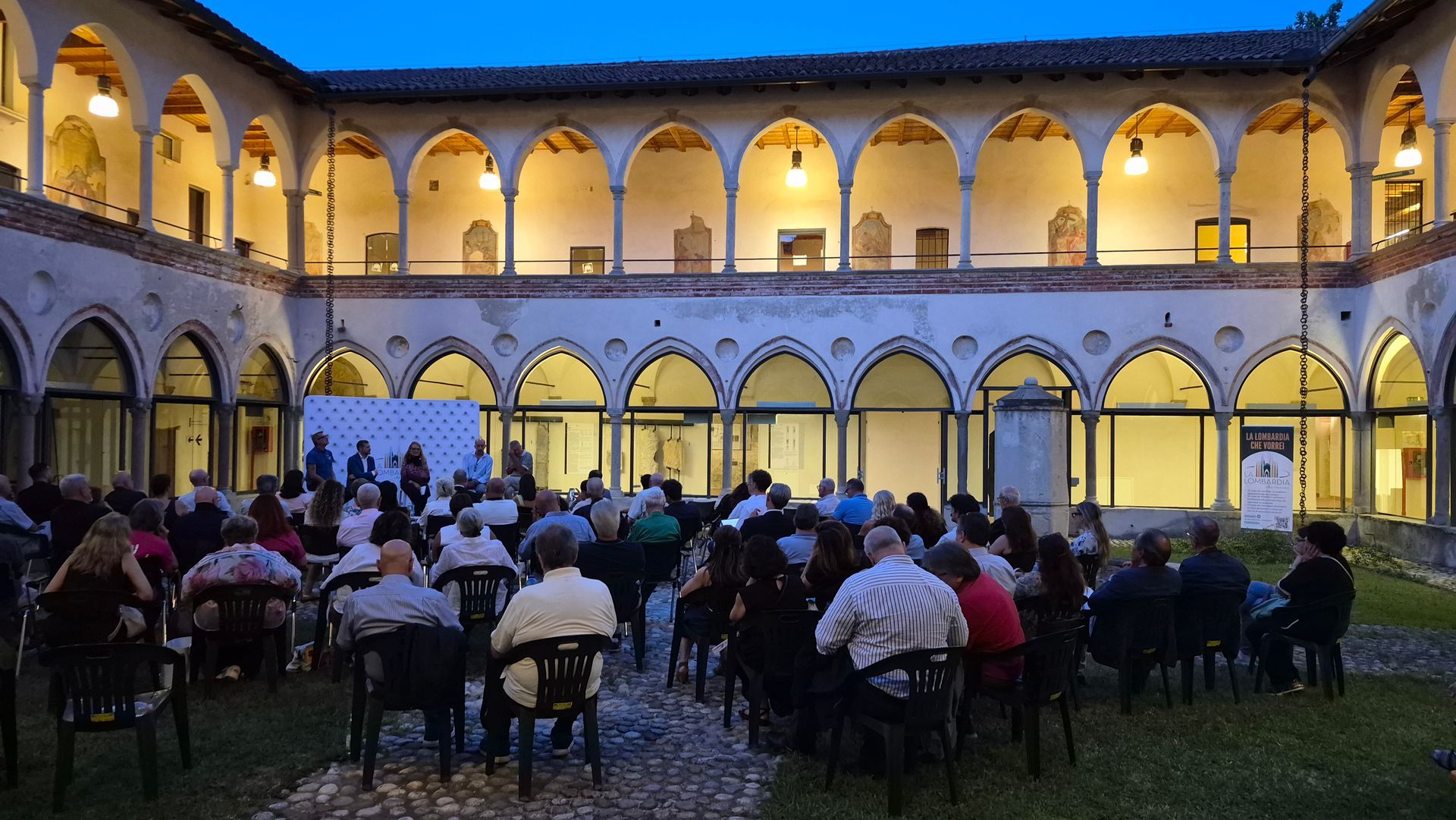 Pubblico seduto durante la conferenza sulla sostenibilità sociale a Cairate