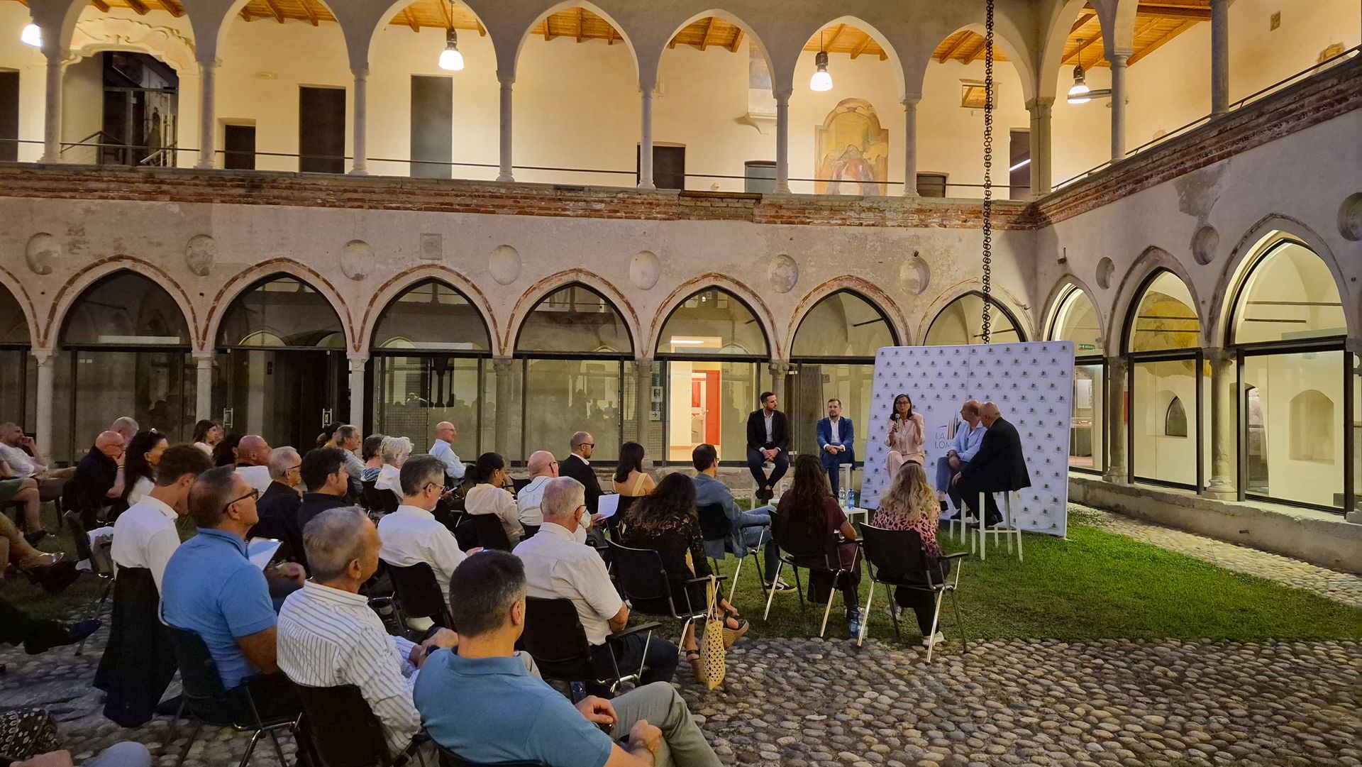 Vista del chiostro del Monastero di Cairate gremito di pubblico durante l'evento
