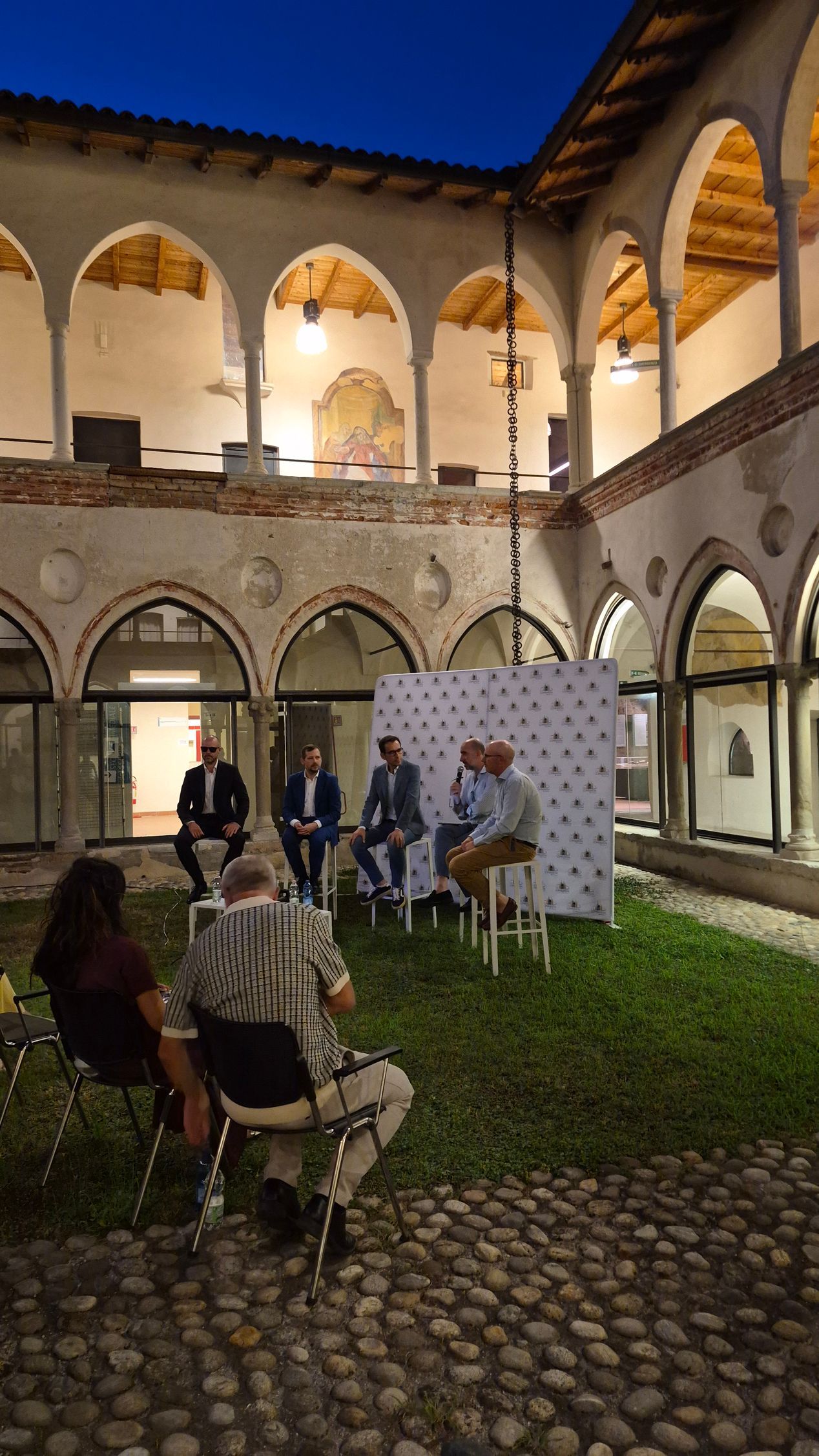 Relatori durante il dibattito sull'inclusione nel chiostro di Cairate