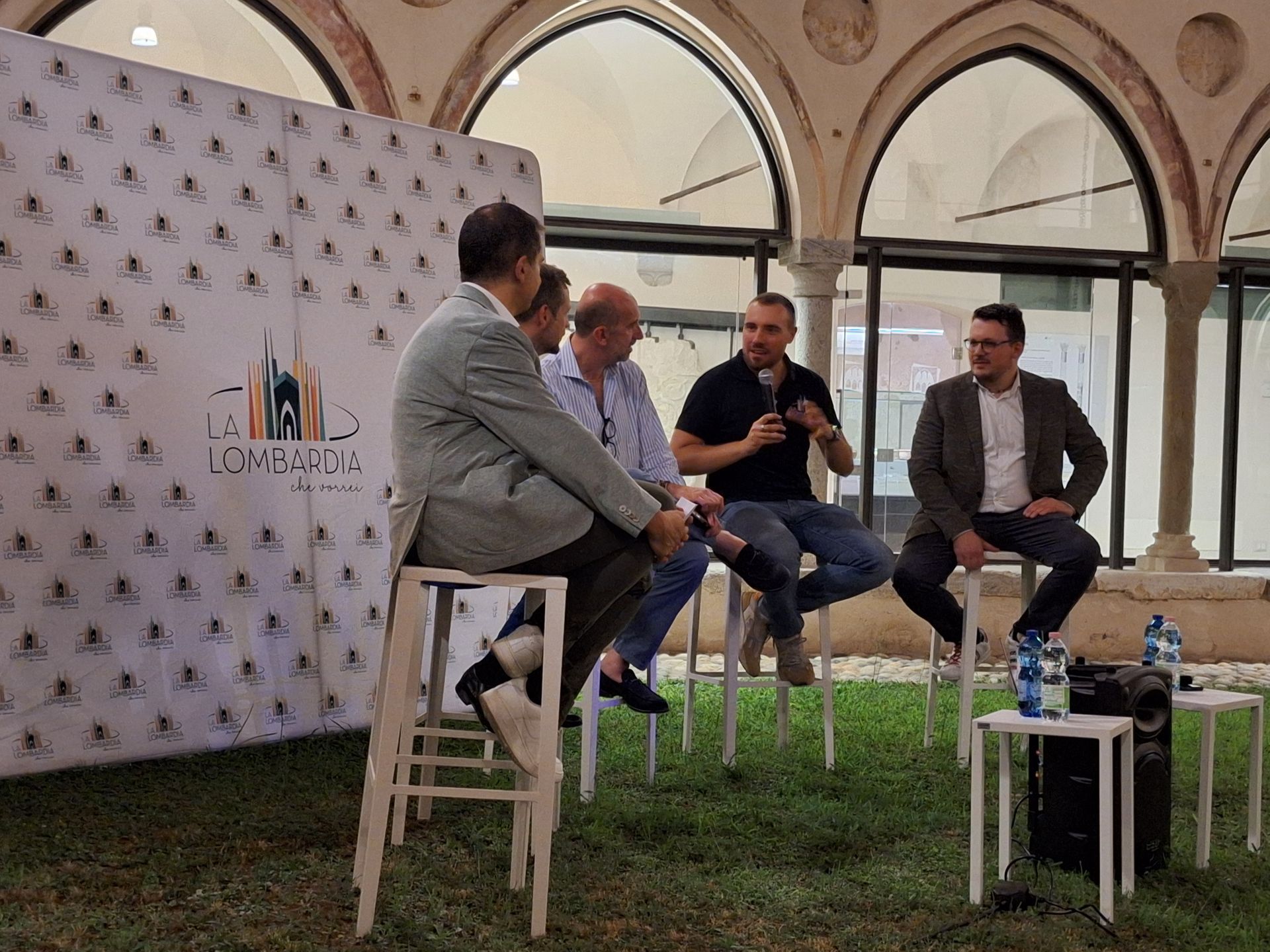 Relatori a confronto sul palco durante l'evento di Cairate sulla sostenibilità sociale