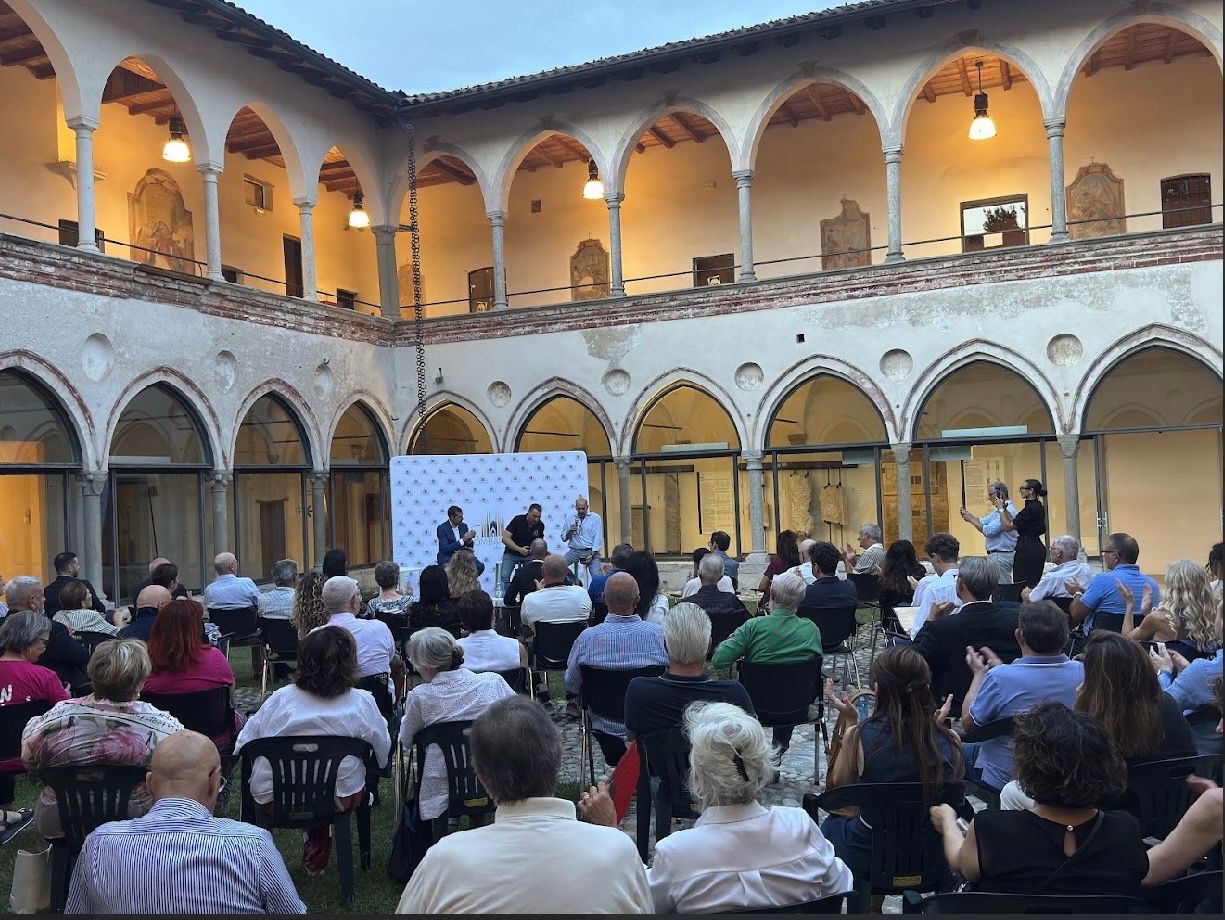 Mani unite a simboleggiare collaborazione e comunità - La Lombardia che Vorrei