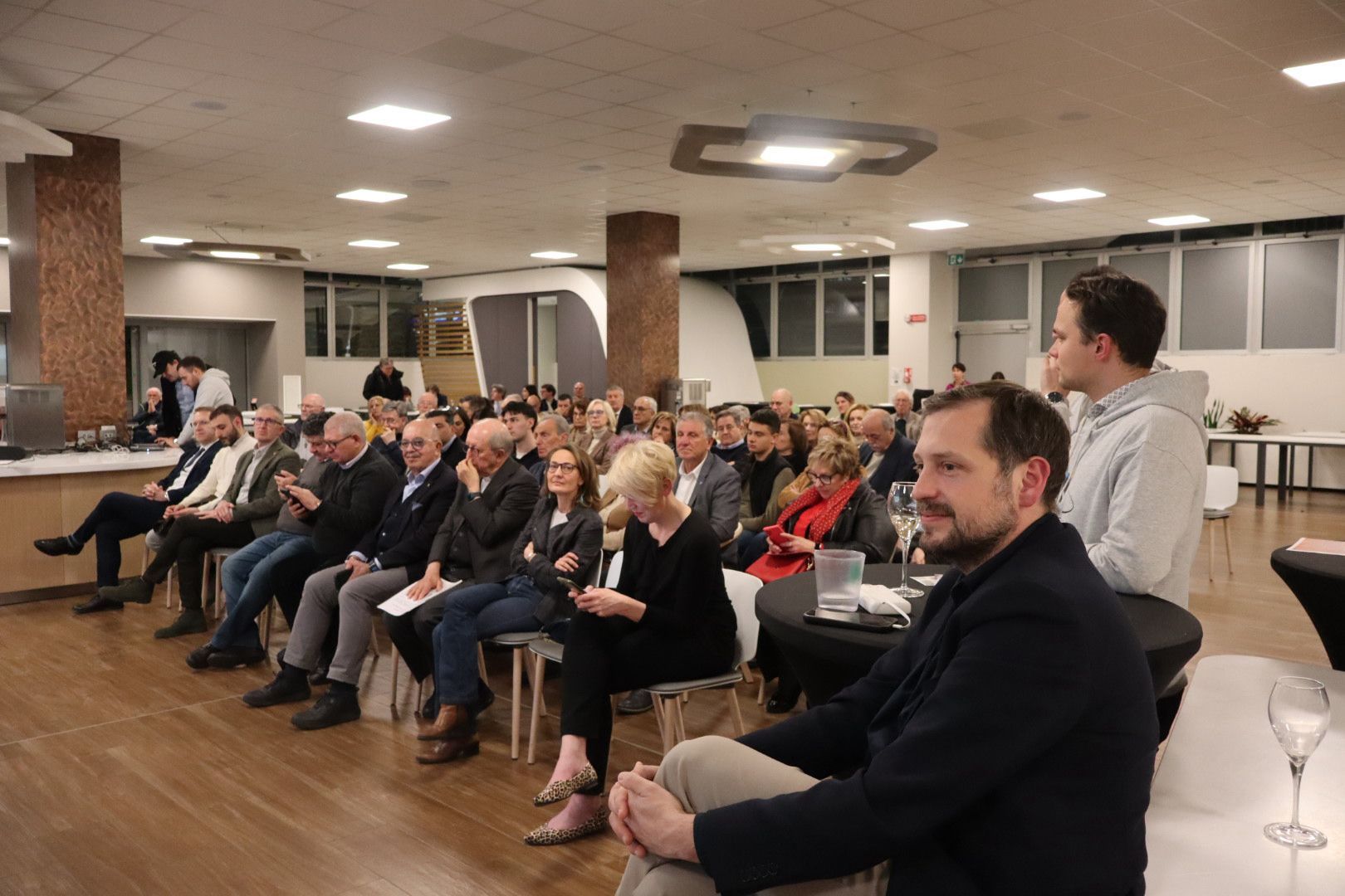 Pubblico presente a un evento de La Lombardia che Vorrei in sala conferenze a Varese
