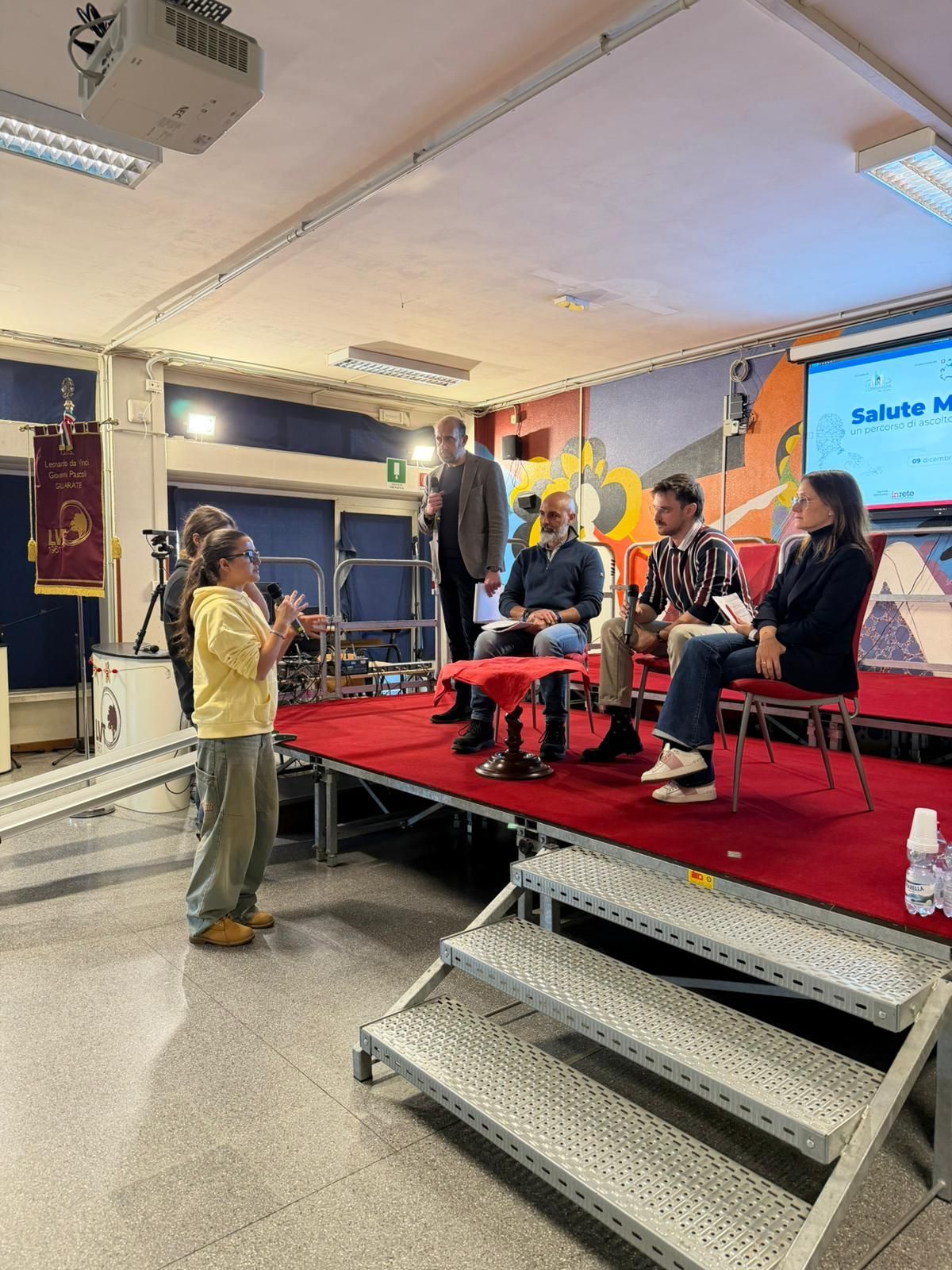 Evento de La Lombardia che Vorrei: intervento su palco rosso in sala conferenze