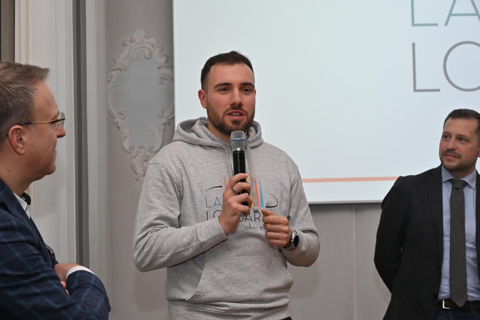 Relatore al microfono durante evento de La Lombardia che Vorrei a Varese