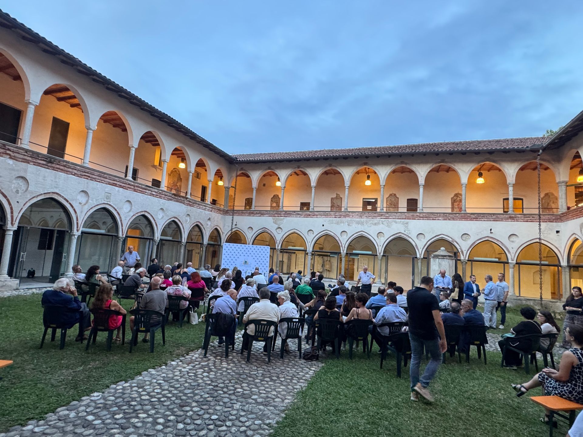 Veduta serale del Chiostro del Monastero di Cairate durante l'evento
