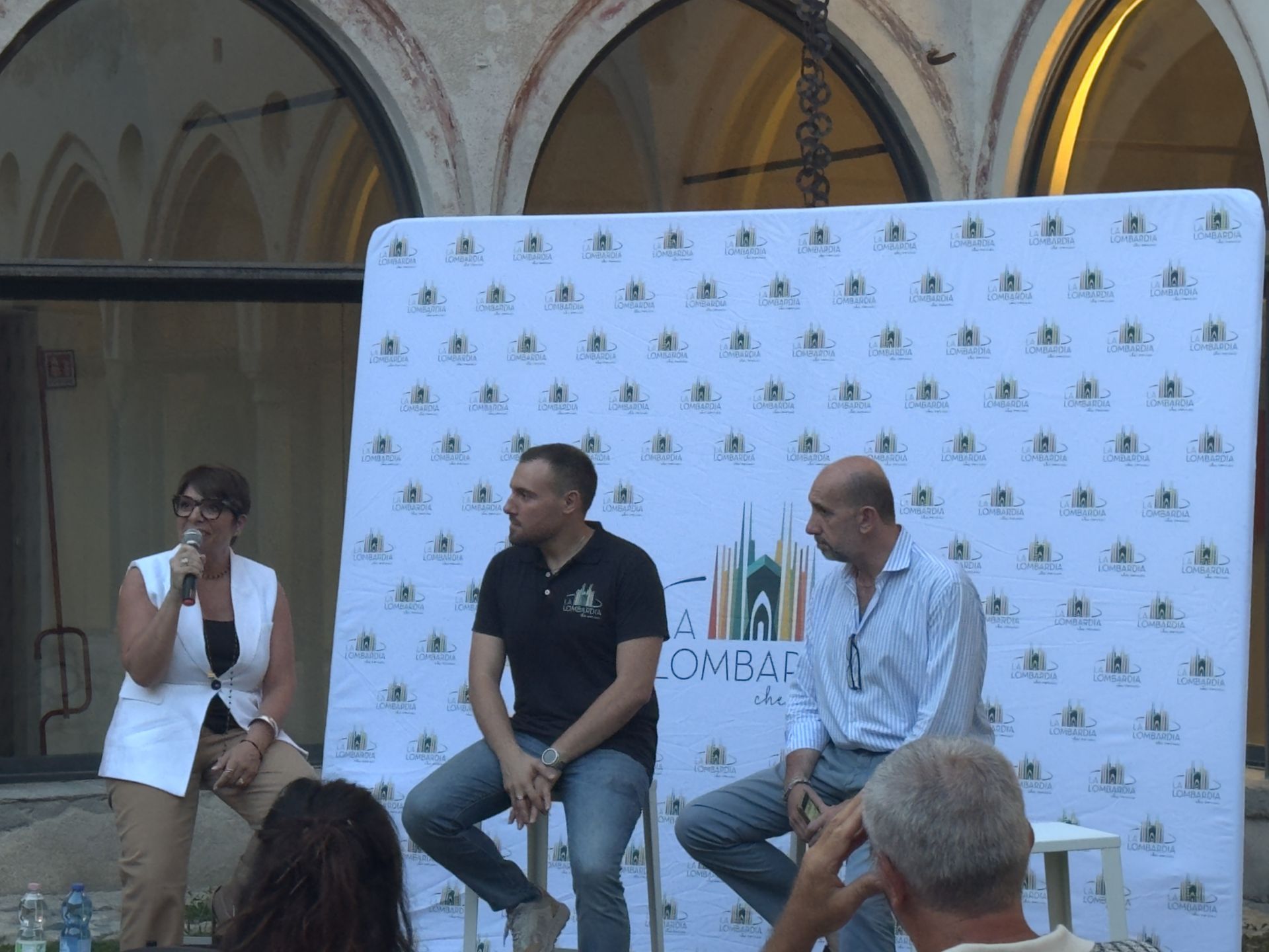 Relatori sul palco a conclusione del talk sulla sostenibilità sociale a Cairate
