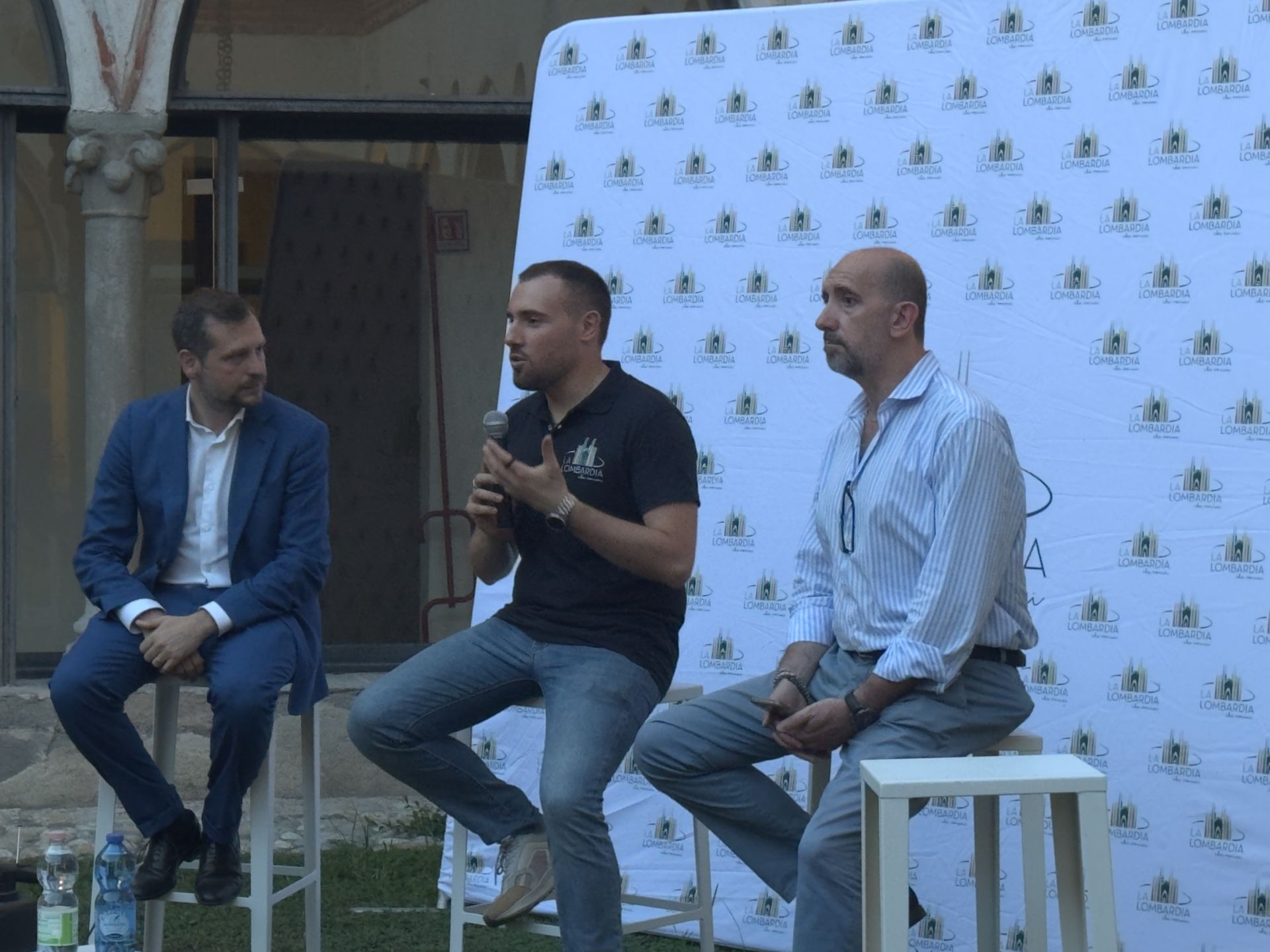 Due relatori dialogano durante l'evento sulla sostenibilità sociale a Cairate
