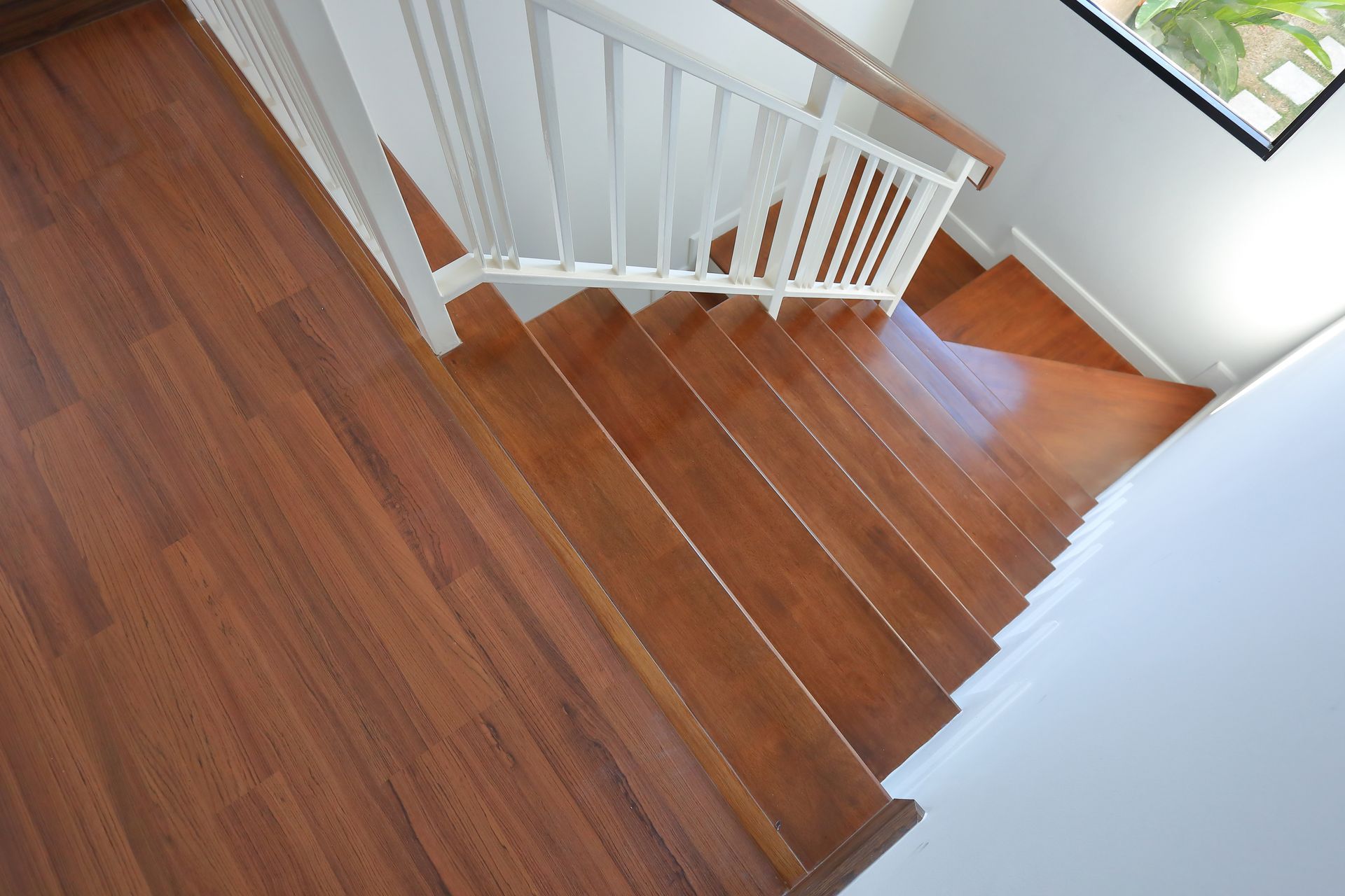 Escalier en bois foncé