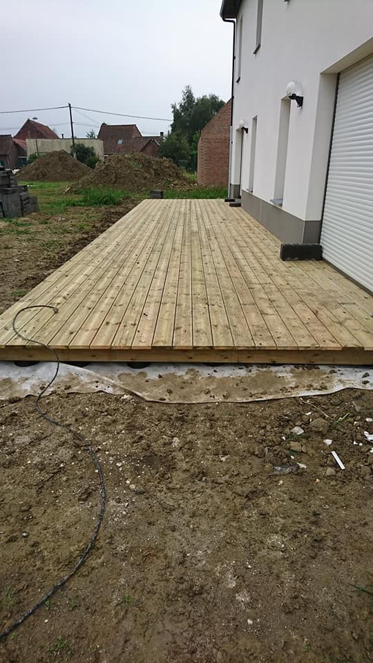 Terrasse extérieure en bois en cours de construction