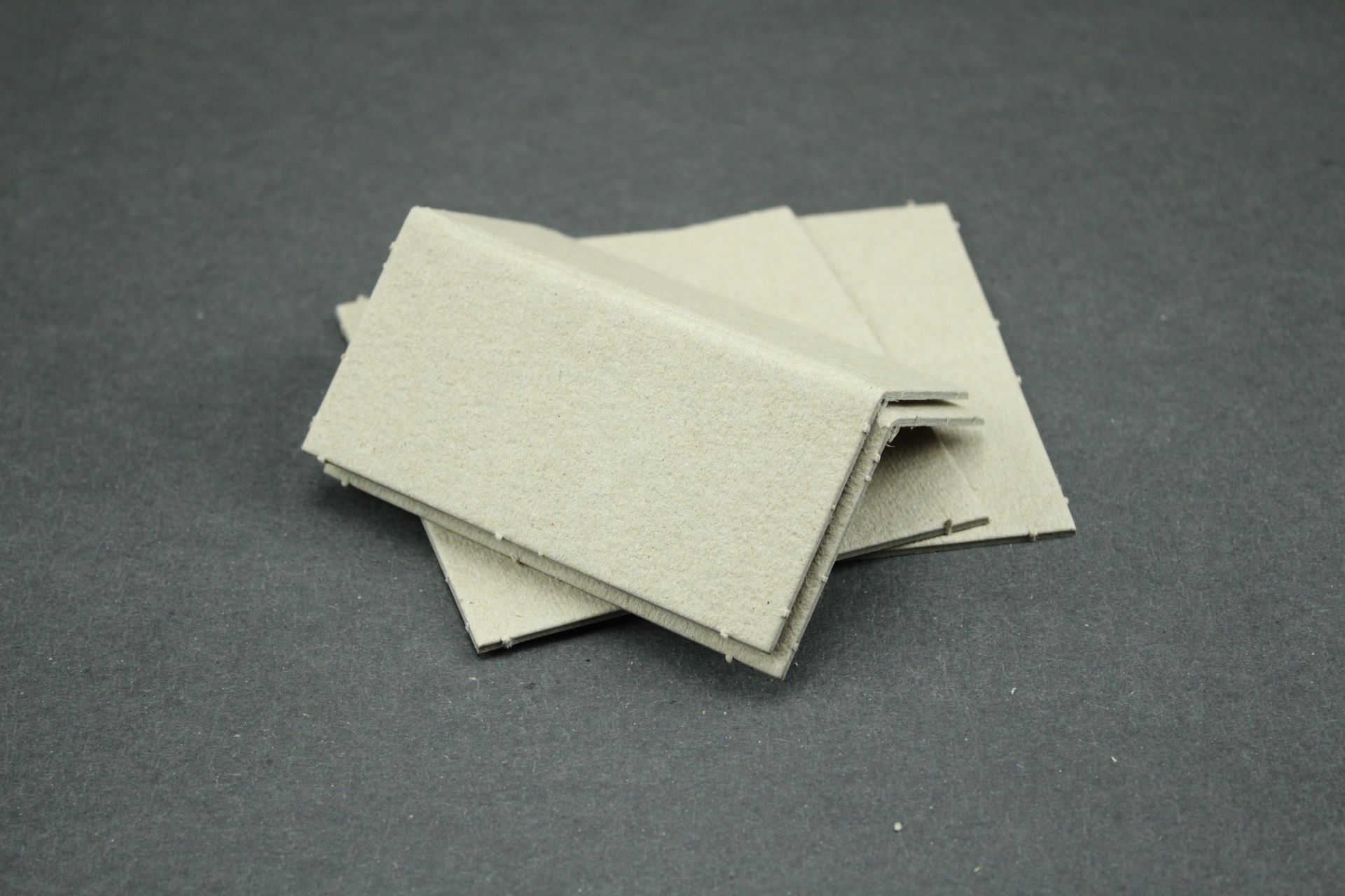 einzelne Kantenschutzecken aus recyceltem Altpapier