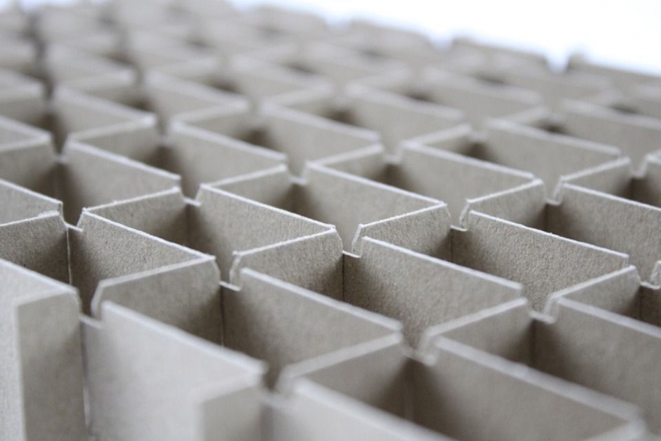 PAKA Glashütter Pappen- und Kartonagenfabrik GmbH Gefache aus Graukarton mit Dreiecksschlitz