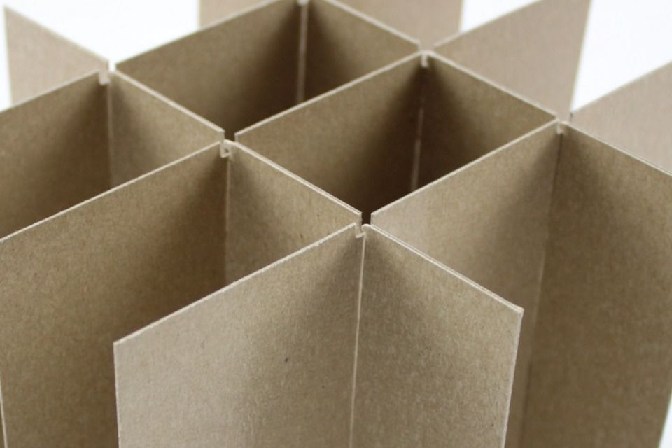 PAKA Glashütter Pappen- und Kartonagenfabrik GmbH Gefache aus Graukarton PP-beschichtet mit Euro-Look-Schlitz, Verhakung