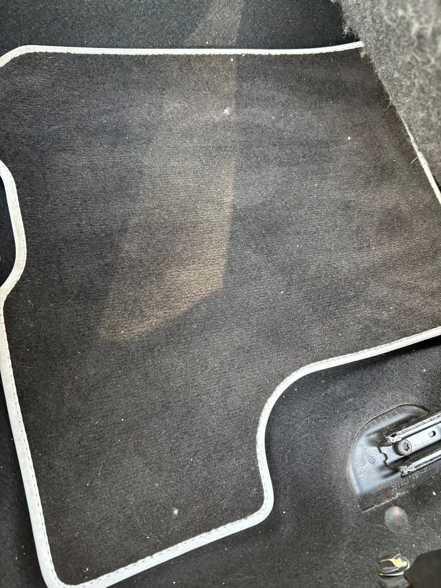 Tapis de sol noir dans une voiture.