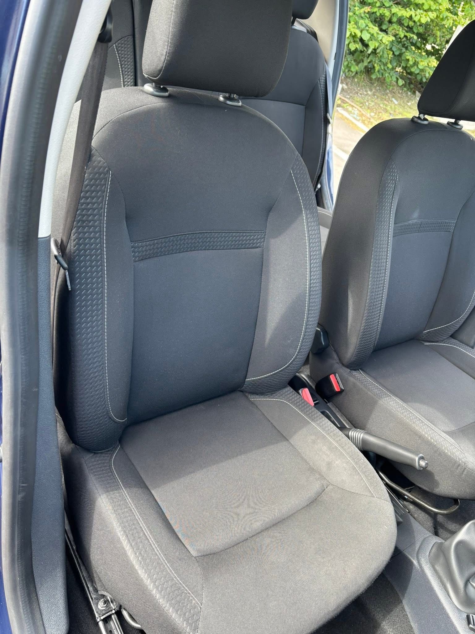 Deux sièges auto à l'intérieur d'un véhicule.