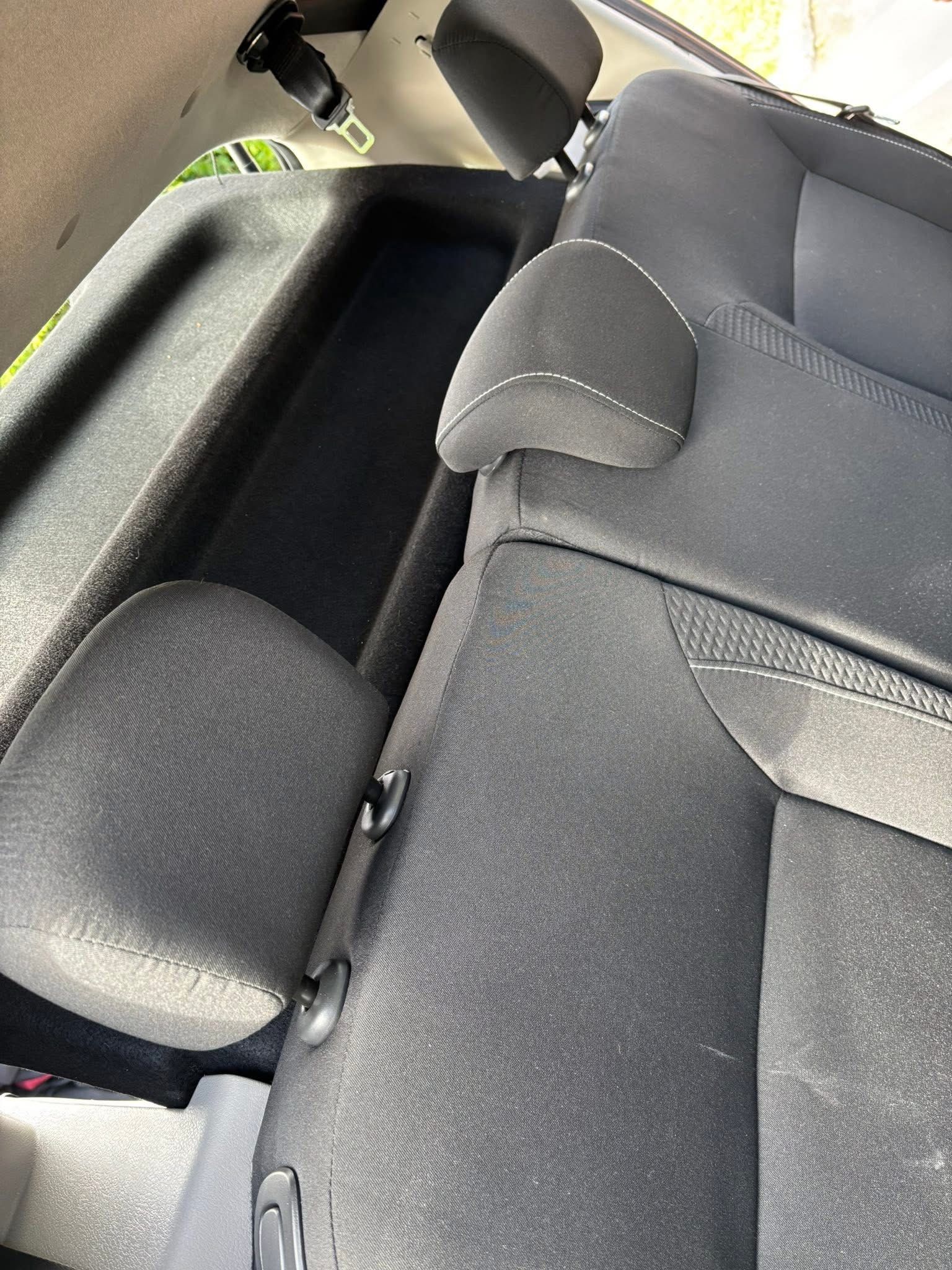 Sièges arrière d'une voiture avec des surpiqûres.