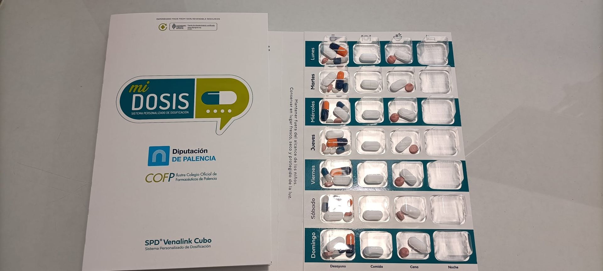 Una imagen borrosa de estantes en una farmacia llenos de muchos medicamentos.