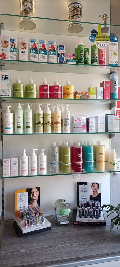 Un estante lleno de muchos tipos diferentes de cosméticos.