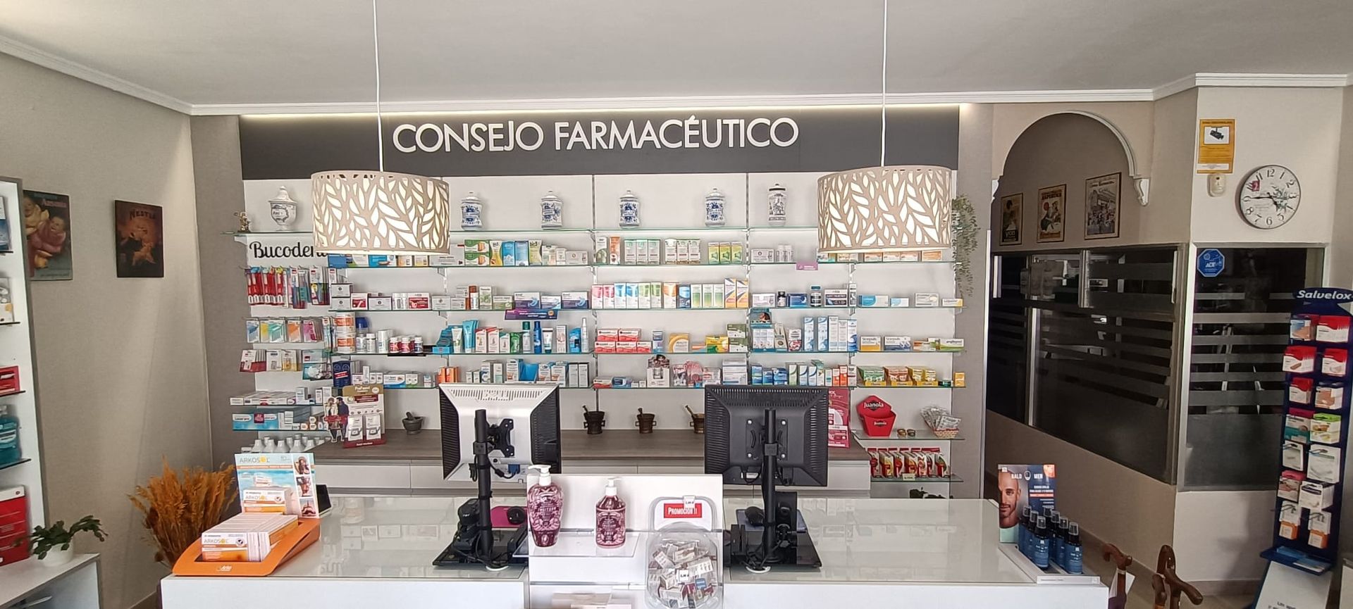 Un médico sostiene una caja de Lactogard en una farmacia.