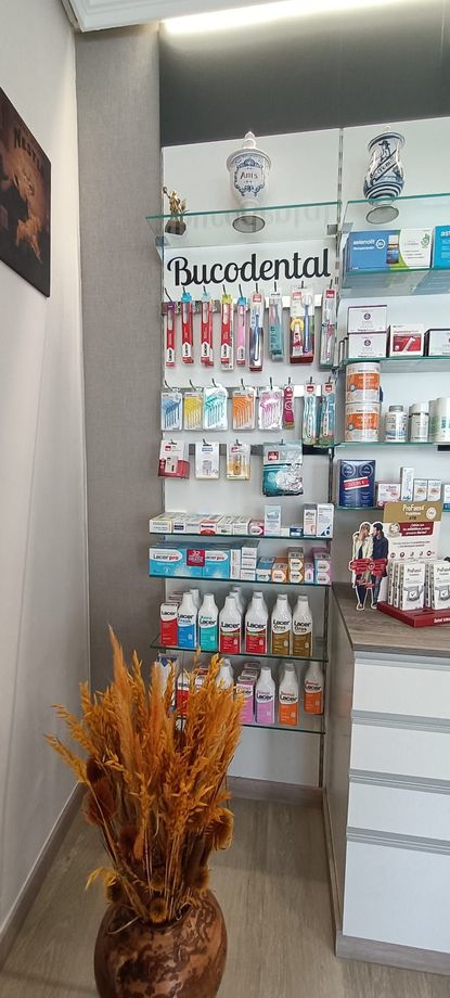 Una farmacéutica sostiene una caja de pastillas en sus manos en una farmacia.