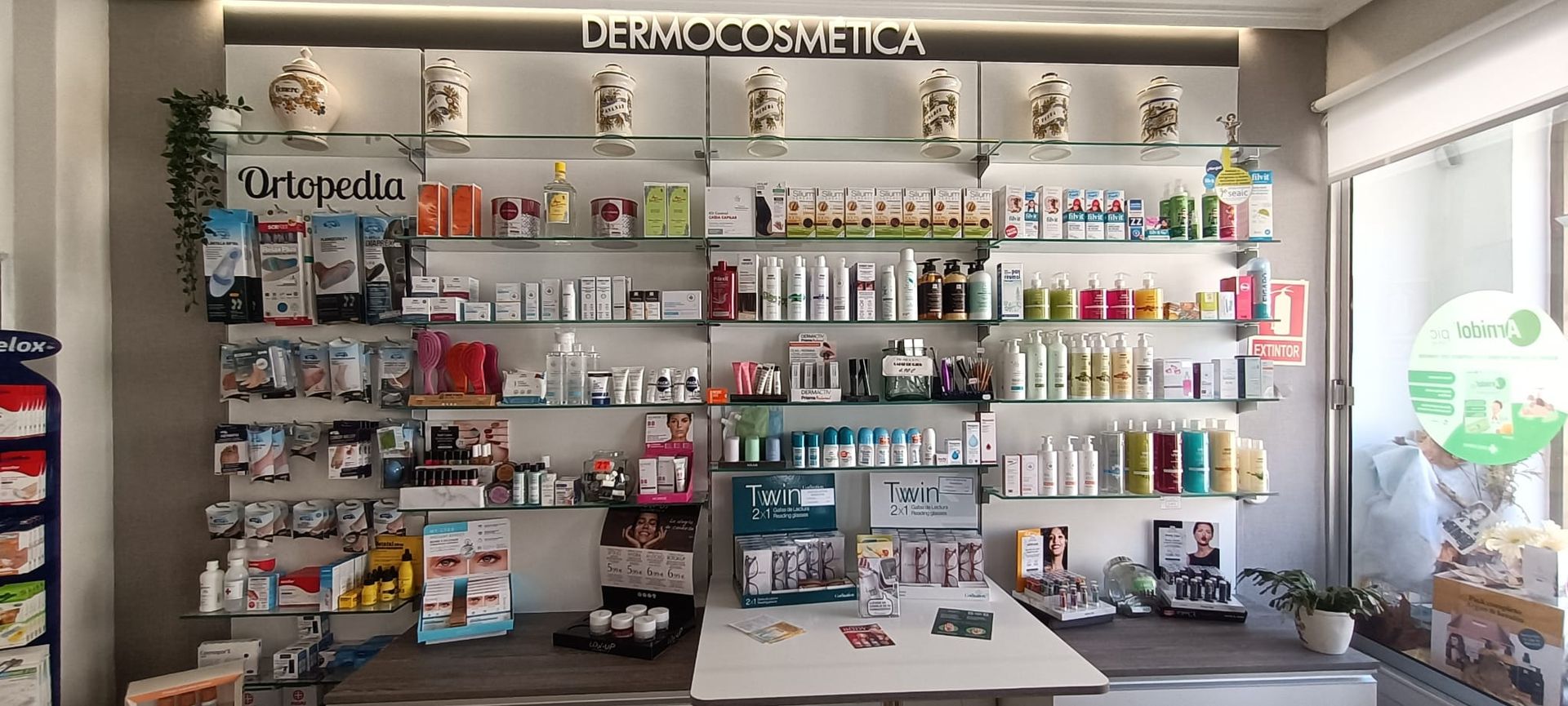 Una farmacéutica sostiene una caja de pastillas en sus manos en una farmacia.