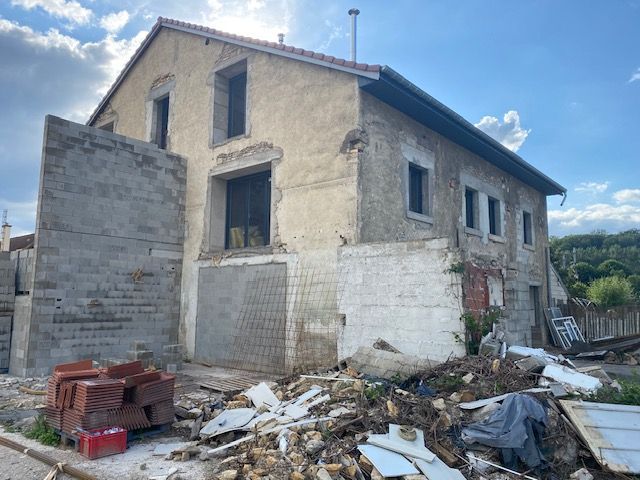 Maison en ruine avant rénovation, suite