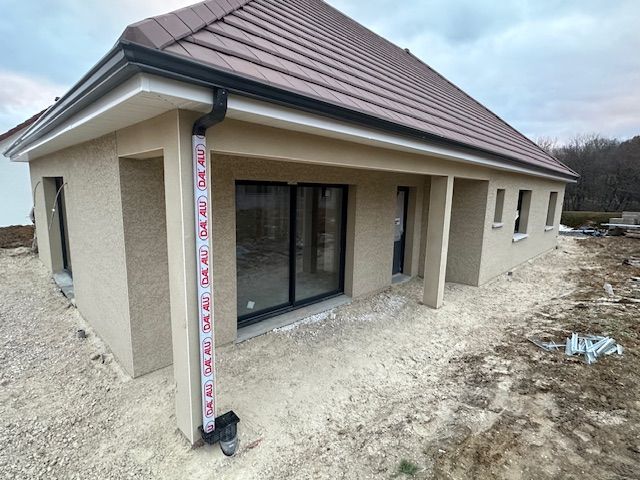 Pavillon neuf avec enduit à la chaux aérienne, finition écrasée