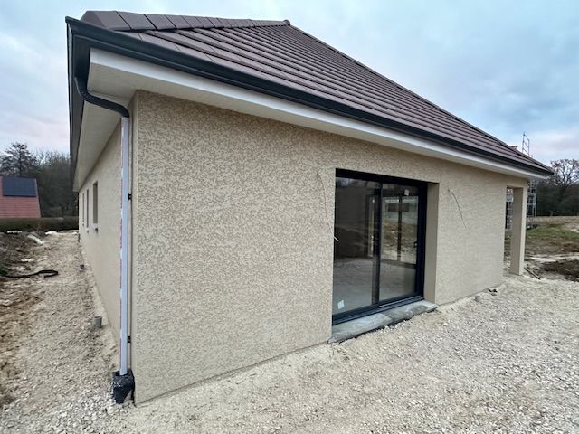 Pavillon neuf avec enduit à la chaux, finition écrasée