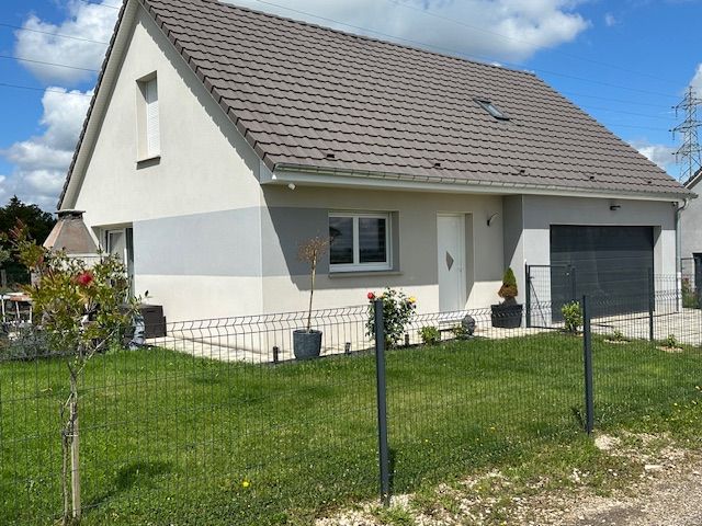 Maison neuve Néolia, façade crème avec bandes horizontales grises