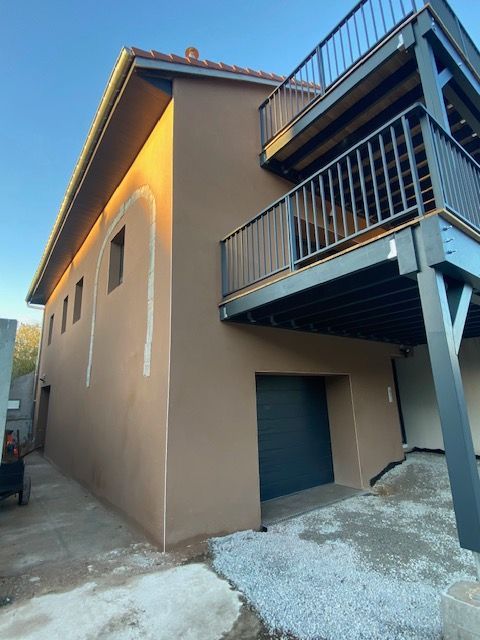 Réfection de maison avec façade enduite, côté escalier