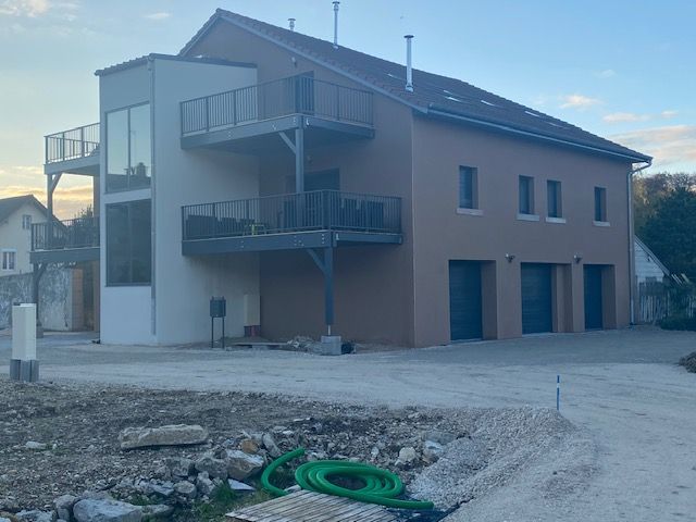 Chantier de réfection de maison avec façade enduite