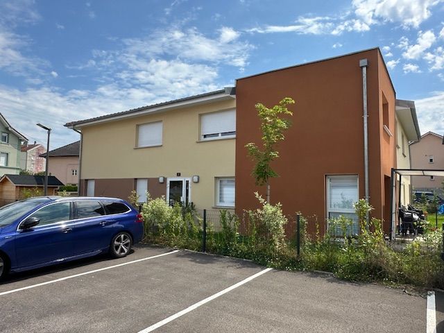 Façade tricolore de bâtiment à étage à 3 couleurs