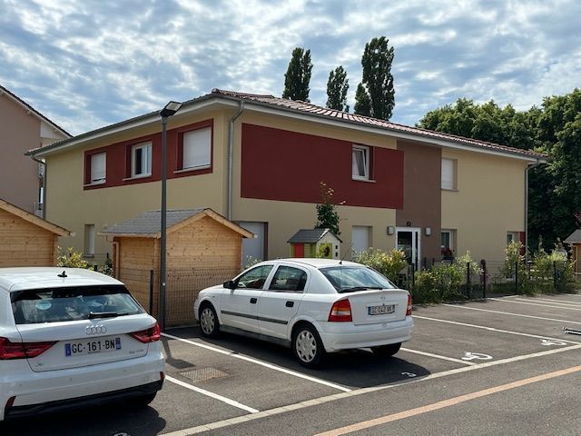 Façade tricolore de bâtiment à étage à 3 couleurs, côté parking