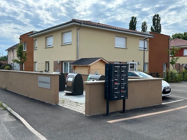 Façade tricolore de bâtiment à étage à 3 couleurs, côté boîte aux lettres